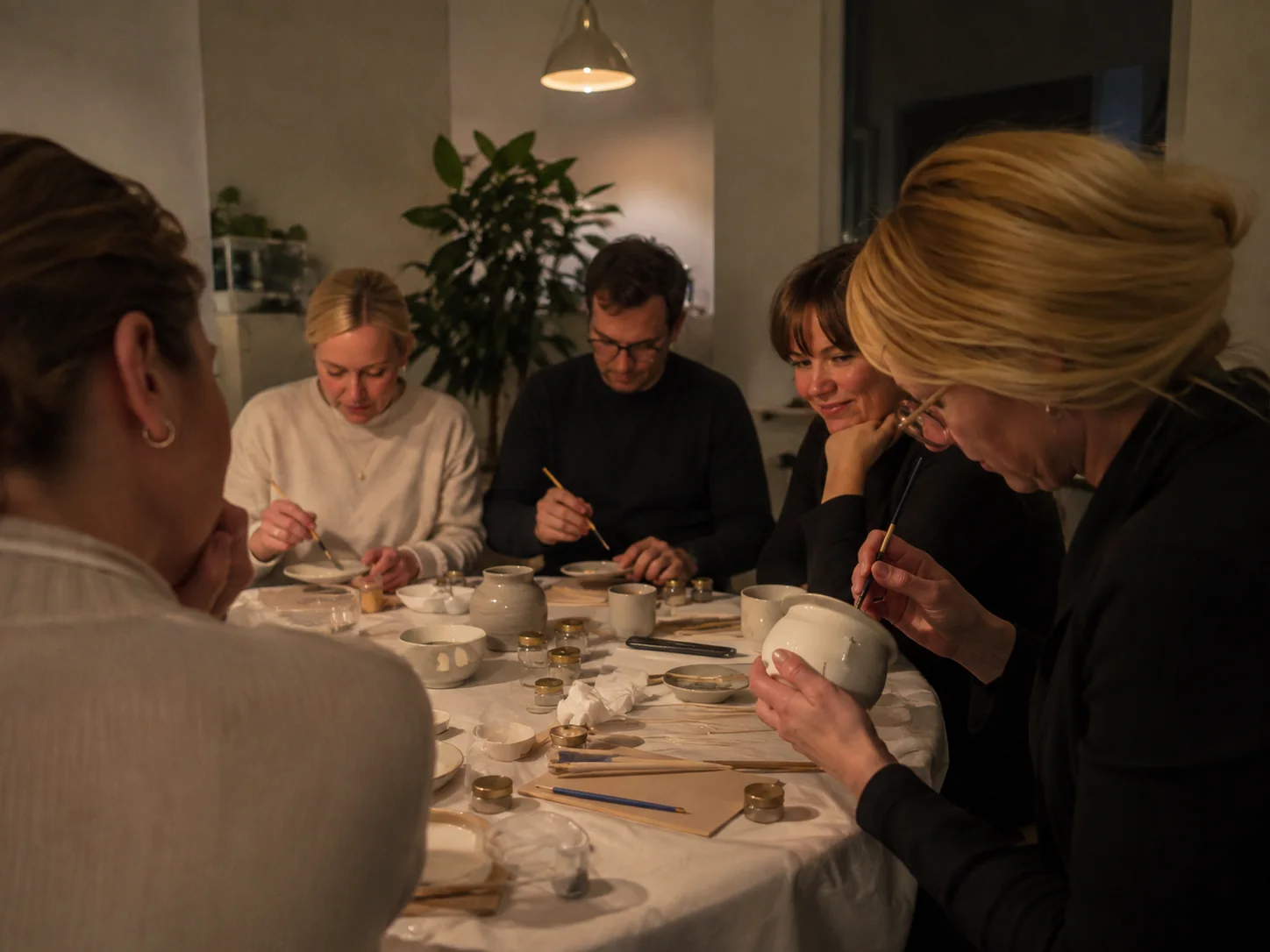 Jurga guiding an intimate Kintsugi workshop at Mason & Fifth